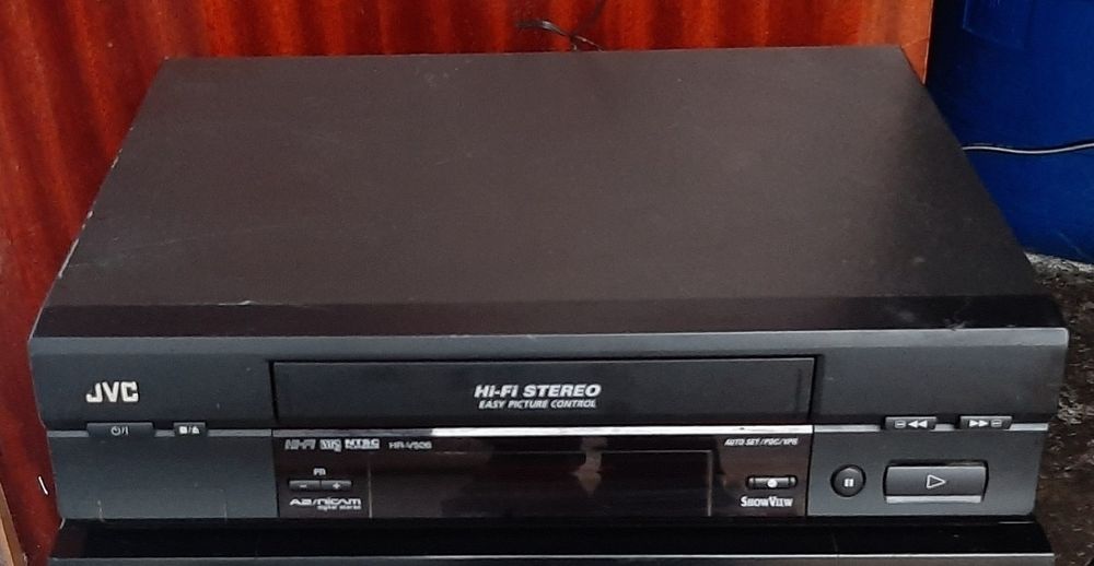 Vând video recorder jvc în stare bună