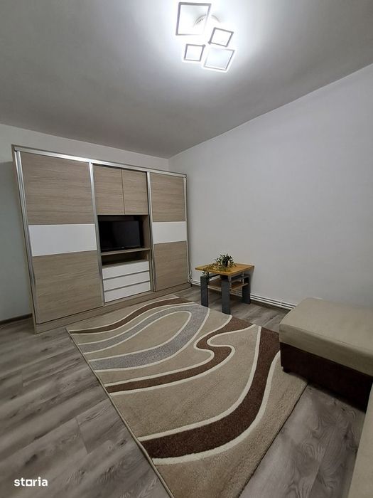 Vând garsoniera Mioveni parter, Maxi-Taxi ,pretabil spatiu