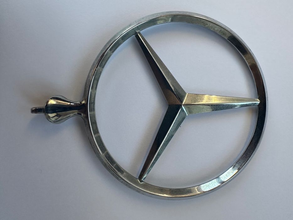 НОВА-Метална емблема Mercedes-Benz (вероятно от по-стари модели или ретро серии от 80-те години).
