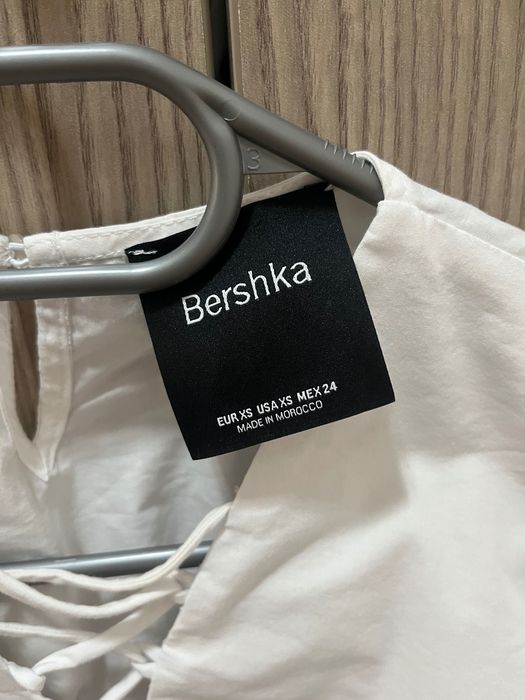 Бели Ризи Bershka, Hm