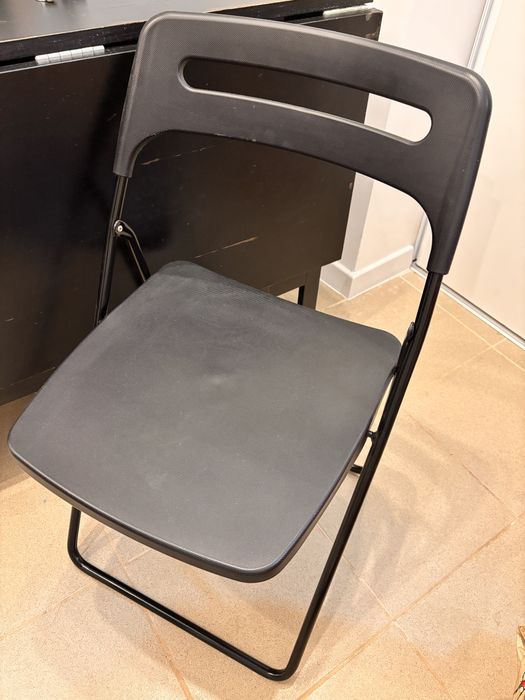 Masă extensibila Ikea cu 6 scaune pliabile și perne