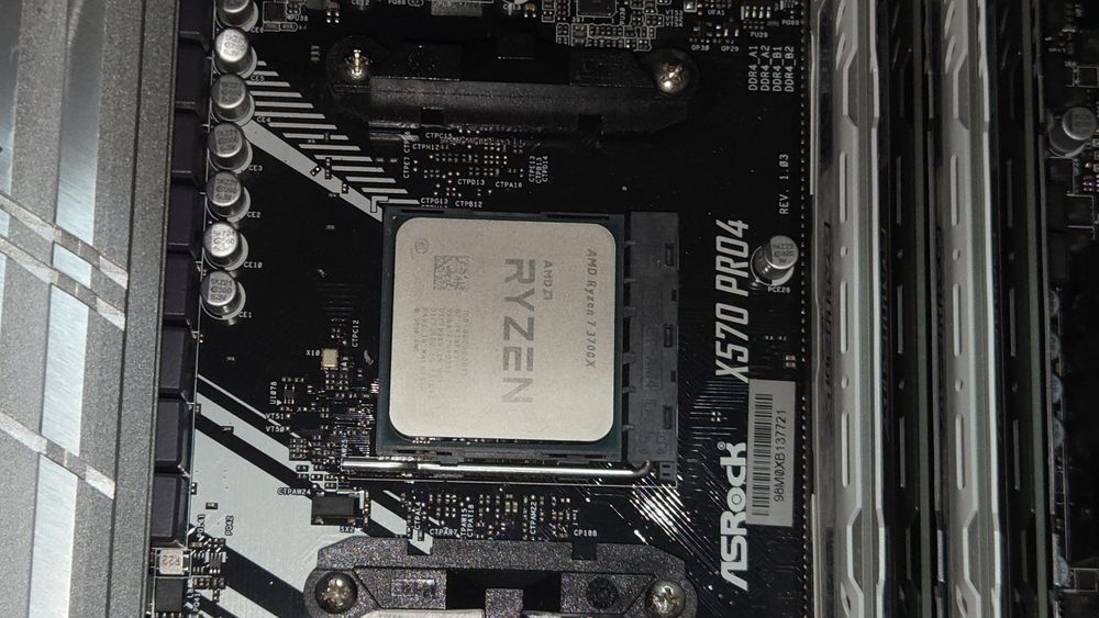 AMD R7 3700X / Asrock X570 Pro 4 / 32GB DDR4 / Sursa  Seasonic 620w