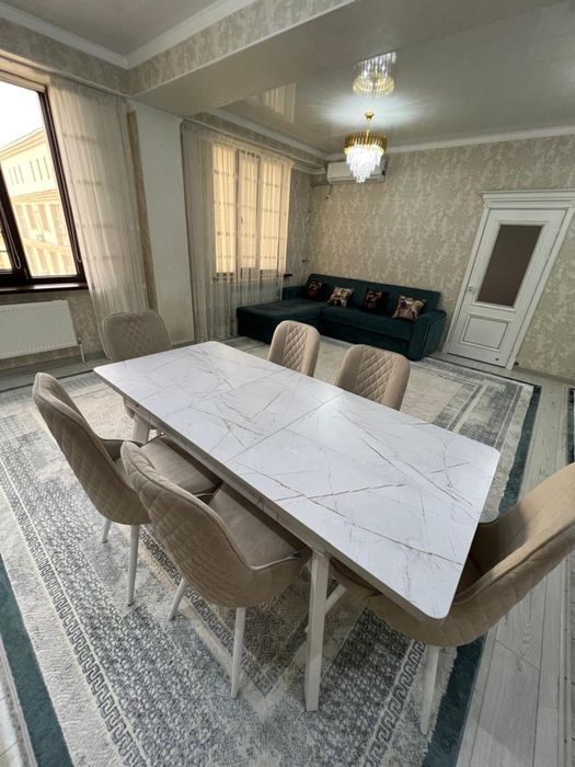 Кухонный стол с стулями