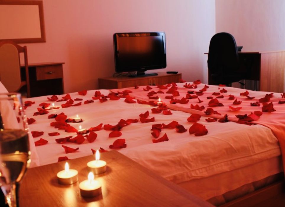 Лепестки красивых роз