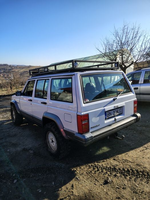 Vând jeep cherokee xj