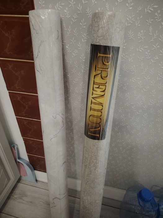 Продам два рулона обоев