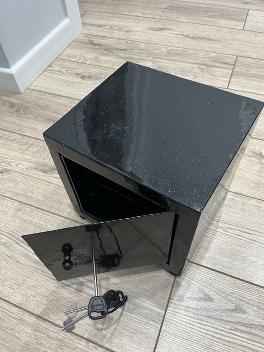 Продам сейф, новый.