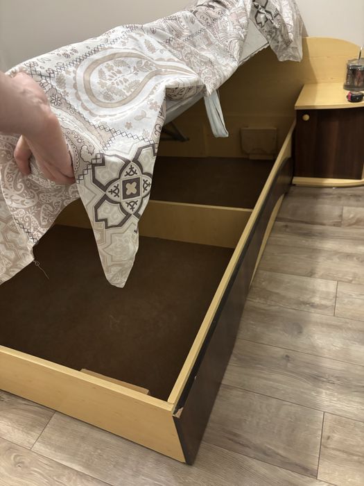 Легло с повдигащ механизъм