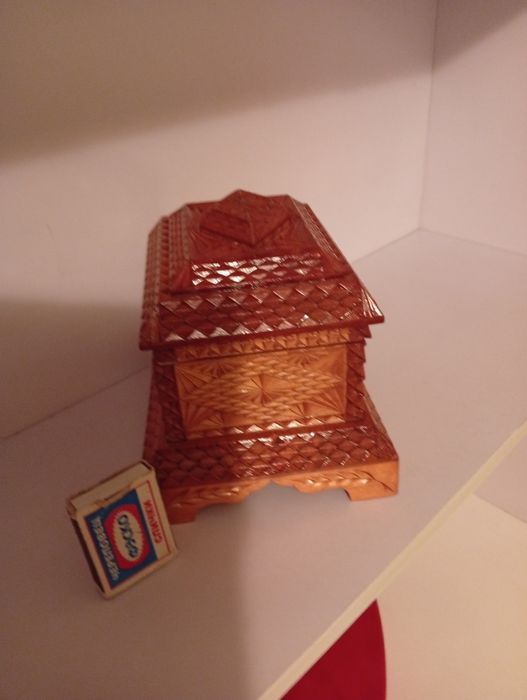 Деревянная шкатулка