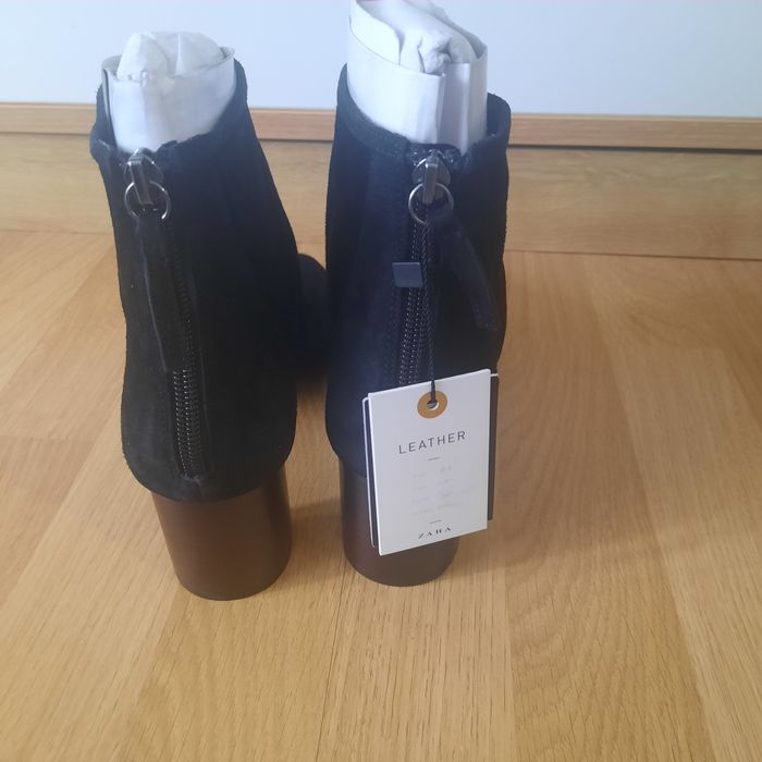 Ghete piele fina, mărimea 40 foarte elegante...noi cu eticheta