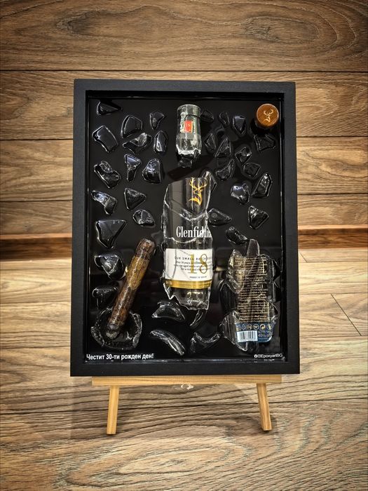 Ръчно изработени картини, заляти с епоксидна смола.