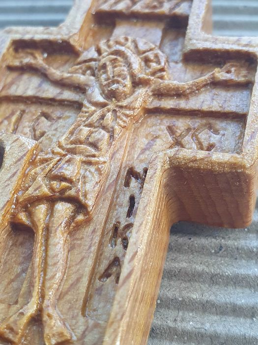 Cruce pectorala sculptata la freza in lemn de fag, 7,3 x 4,2 cm, cu lantisor