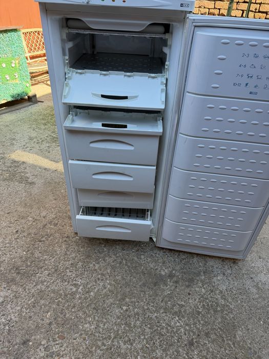 Вертикален Фризер Indesit