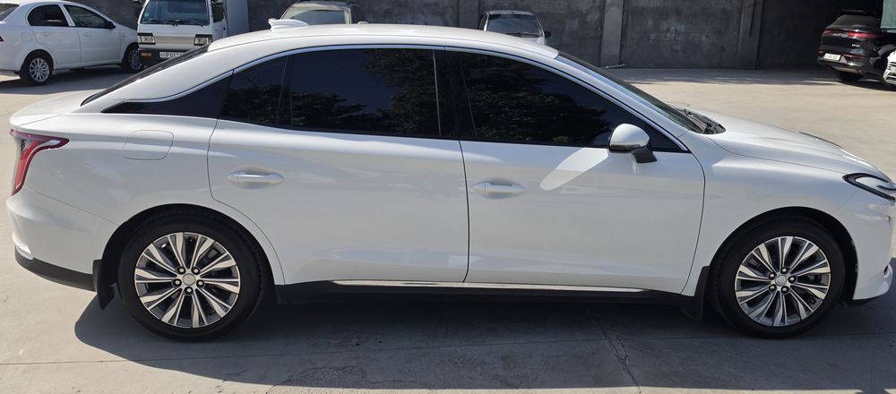 Срочно продаётся HONGQI mq5