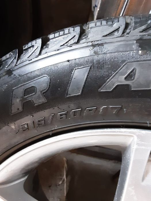 Автошина с дисками в хорошем состоянии