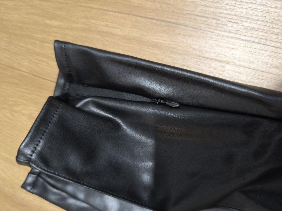 Pantaloni piele ecologica HM