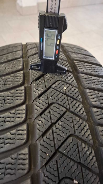 Единична зимна гума Pirelli 235 35 20