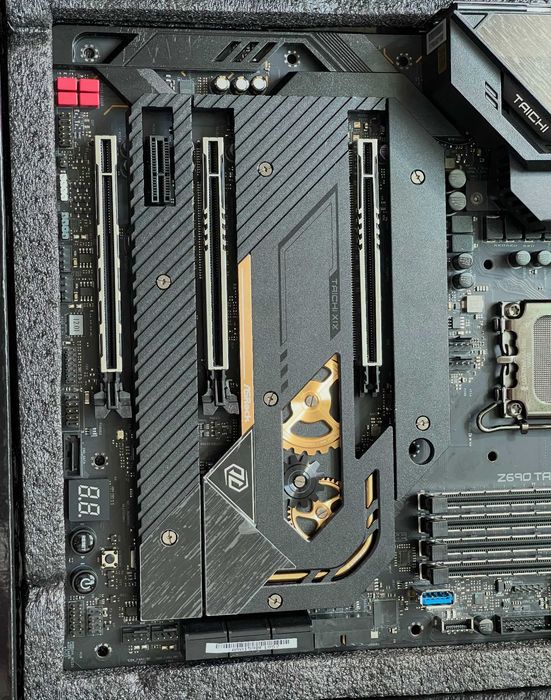 ASrock Z690 Taichi дънна платка