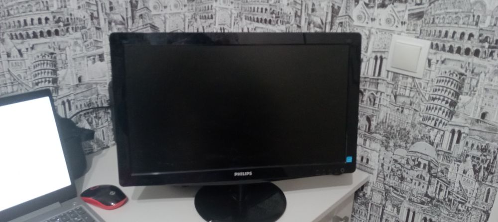 Монитор Philips.