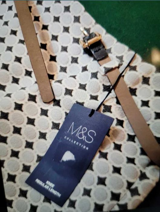 Vând fustă noua, Marks and Spencer, cumpărată din UK