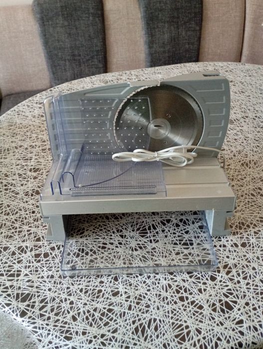 Продавам колбасорезачка