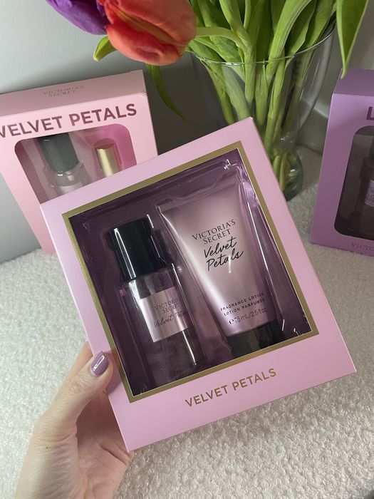 Подаръчни комплекти с мист за тяло и лосион или гланц за устни