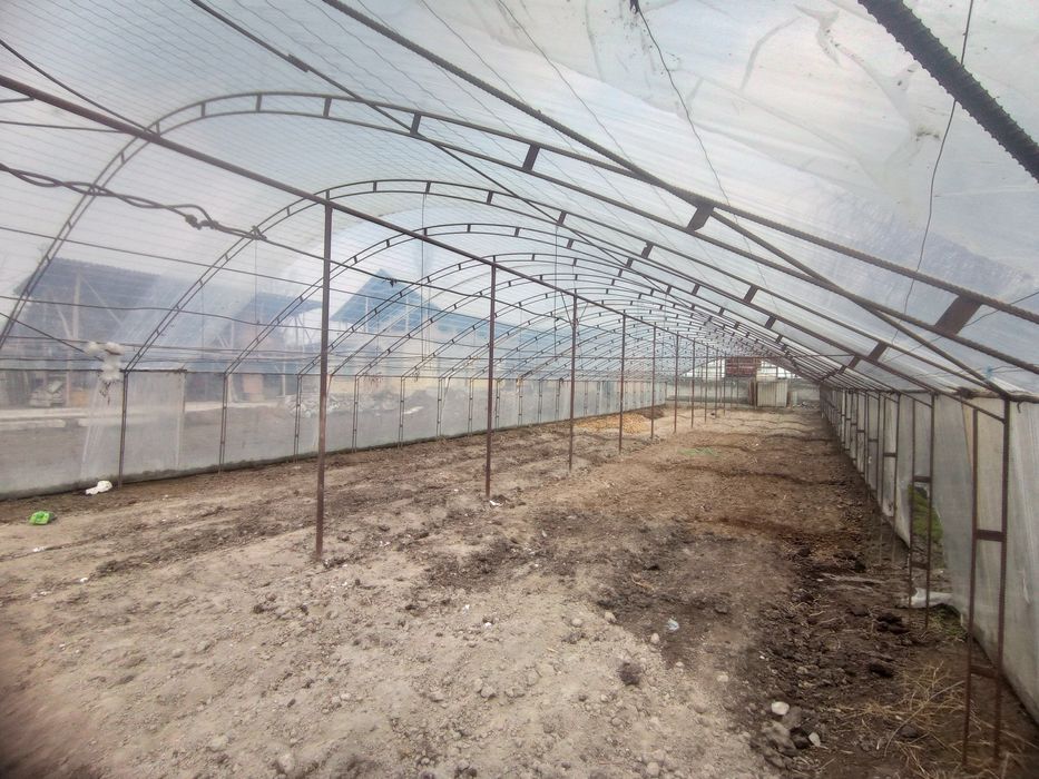 Parnik sotiladi uzunligi 33m eni 9.20 3stik