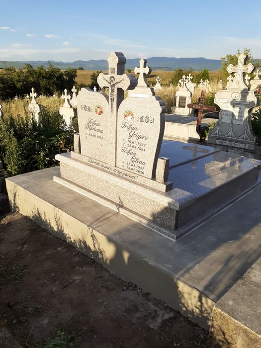 Monumente funerare