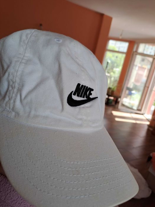 Бяла шапка Nike като нова