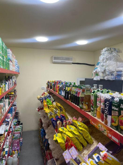 Stilaj xoladilnik va boshqa magazin jihozlari sotiladi.