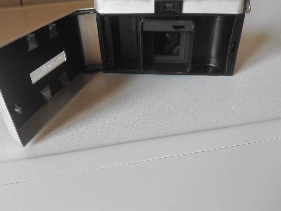 Фотоапарат KODAK , два свещника  и лот чуждестранни картички.