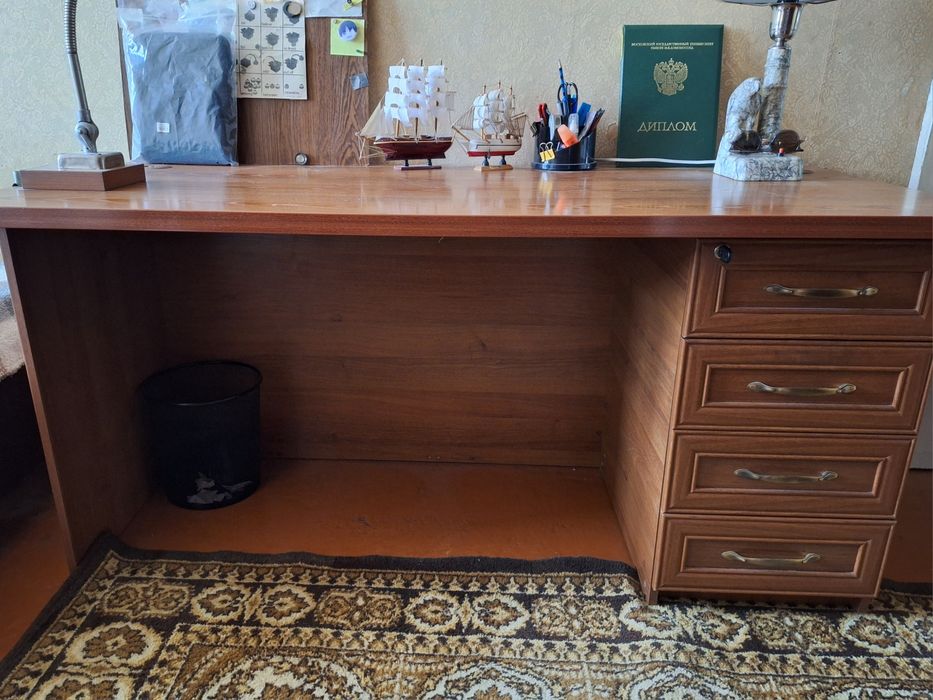Офисный стол / Письменный стол