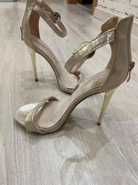 Отворени обувки с висок ток