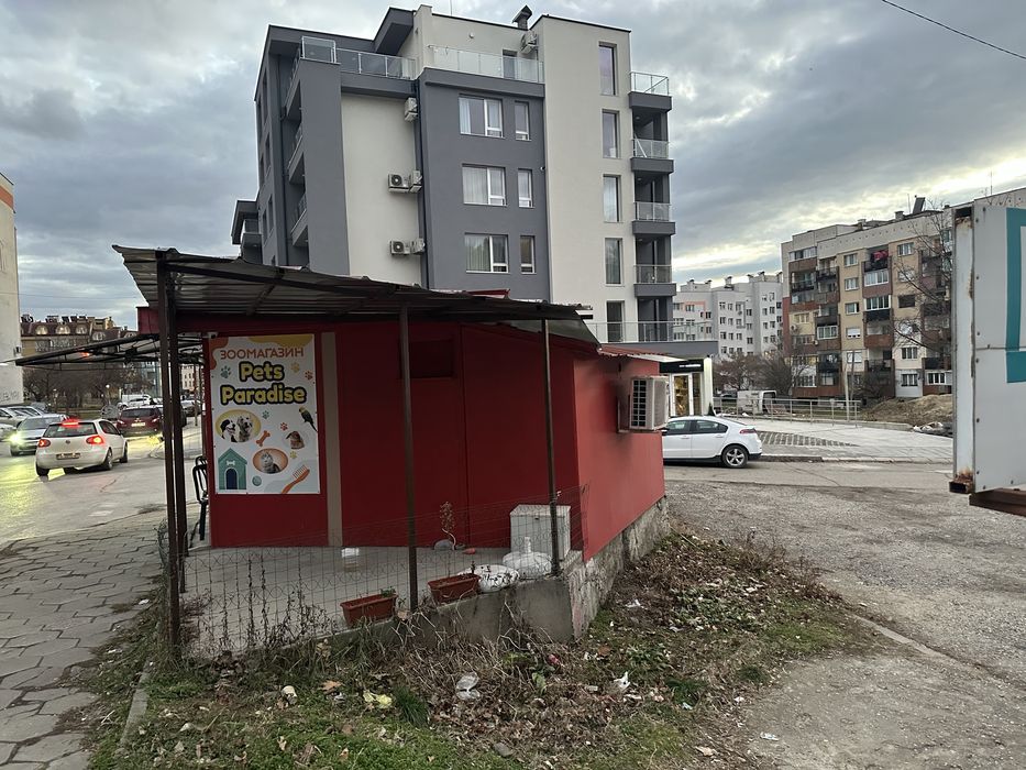 ПРОДАВА СЕ ИЛИ СЕ ДАВА ПОД НАЕМ - Търговско помещение на кръстовище