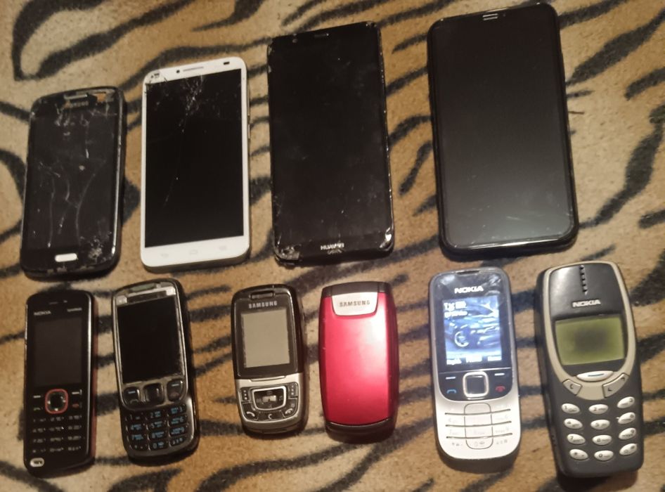 Продавам телефони за части.