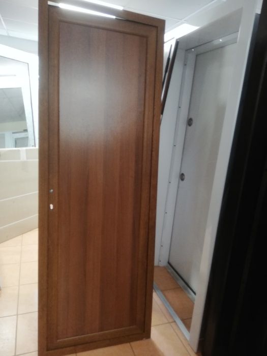 Алуминиева врата за баня