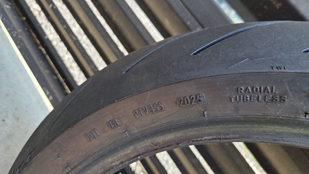 Cauciuc Pirelli Diablo rosso 3   180 55 17 dot 2025