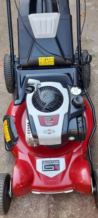 Masina de tuns iarba cu autopropulsie