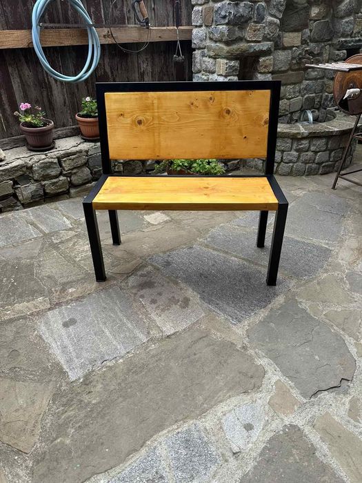 Градиндка маса с пейка и столове от дърво и метал.