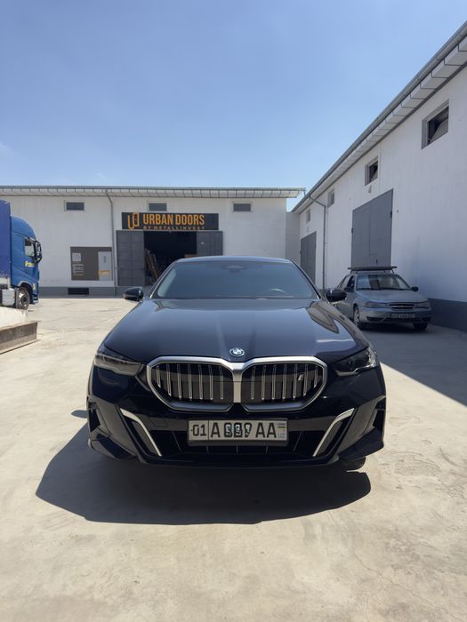 Bmw I5.