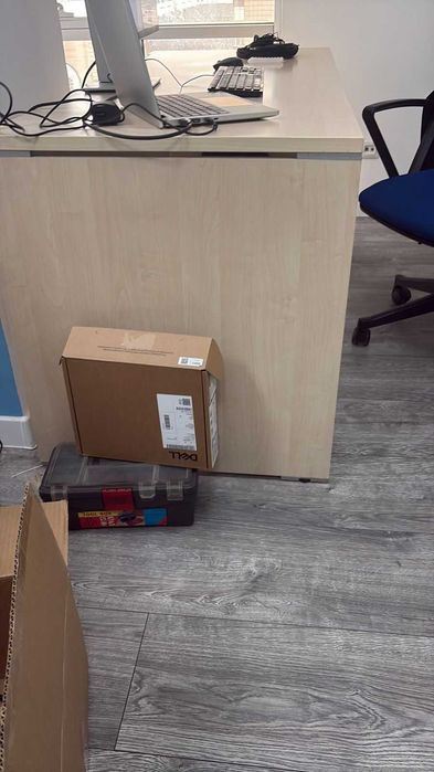 Два офисных стола