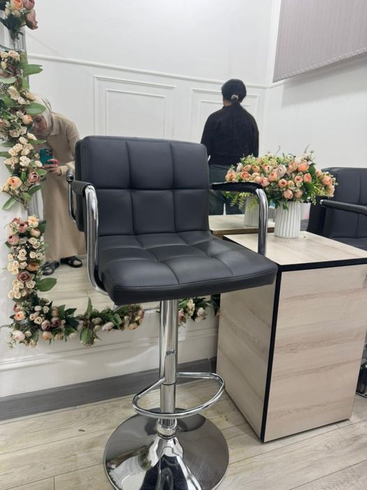 Помагайка, кушетка, шкафы, стулья