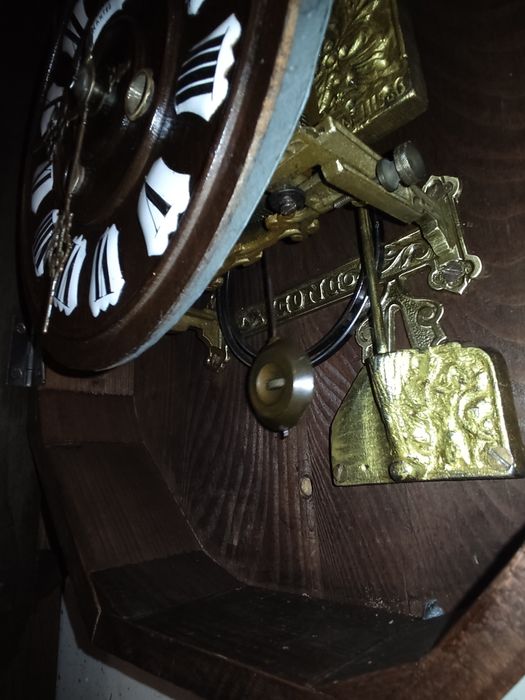 Продавам 2 бр. стенни часовници в колекционерски вид.