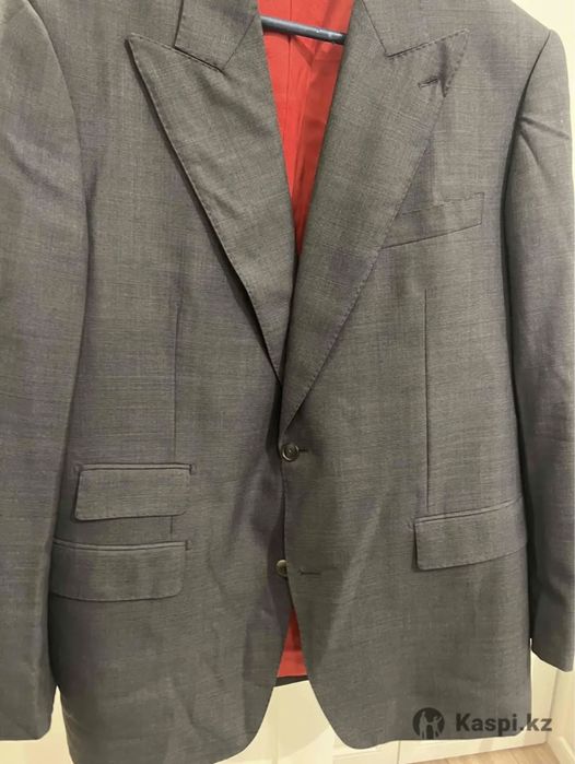 Мужской костюм серый