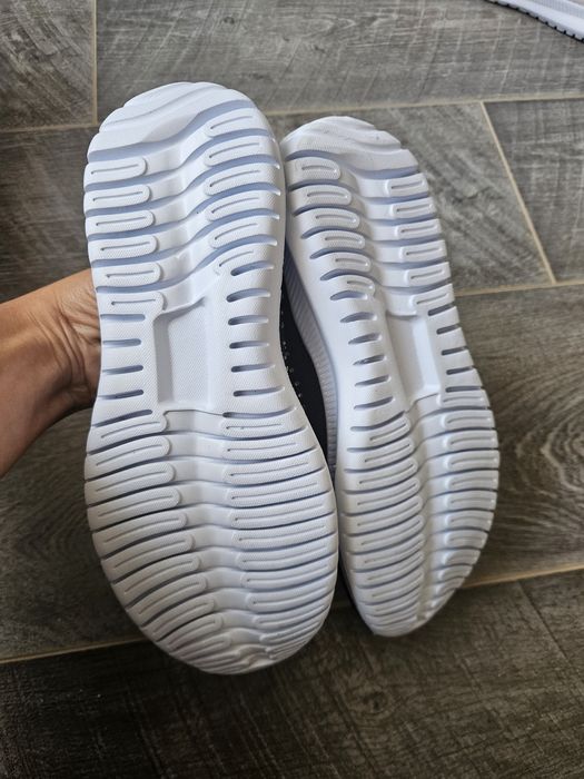 Маратонки бяла подметка черни с мъниста 34-35 номер