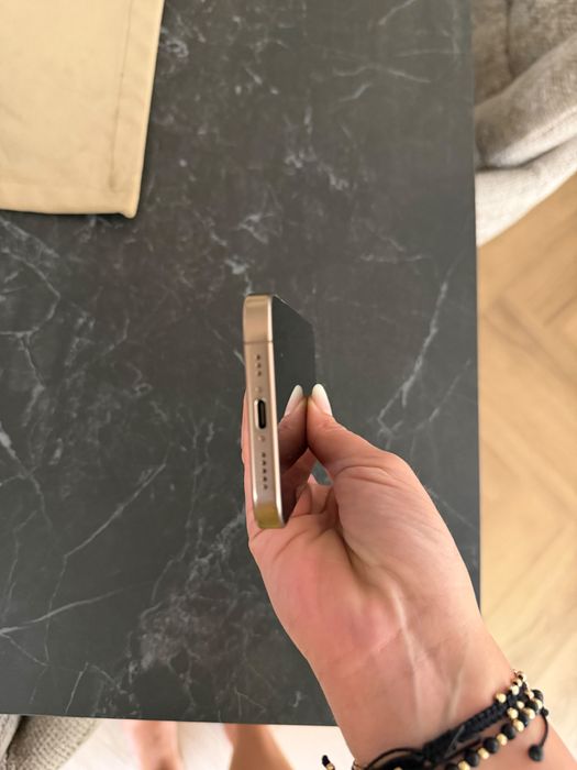 Iphone 16 pro gold