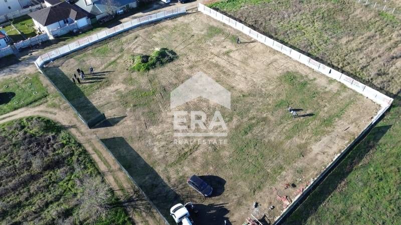 Двуетажна новострояща се къща за продажба, с двор и две паркоместа, в