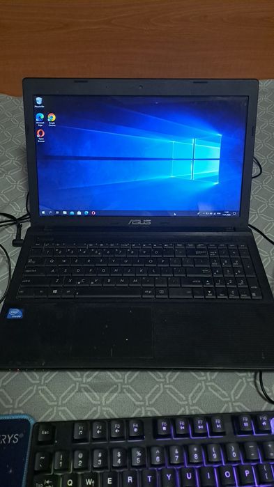Laptop ASUS cu tot cu mouse,tastatura,mousepad,încarcator și adaptor