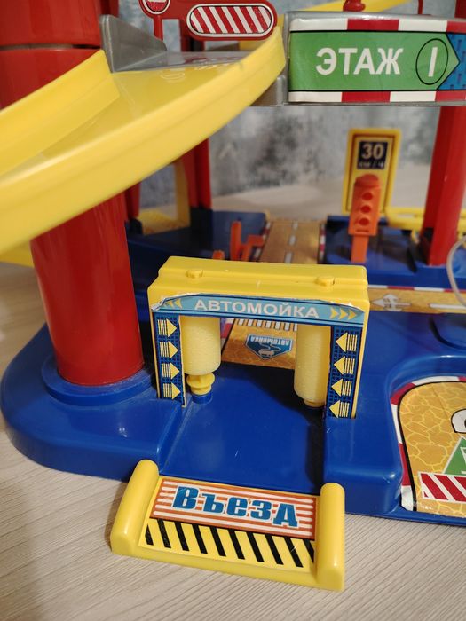 Продам Паркинг для машинок с лифтом.