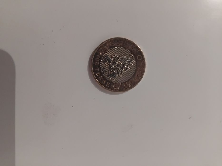 Монета тенге и рубль